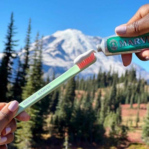 Glossier Cross Country Kit NWT - Picture 3 of 6